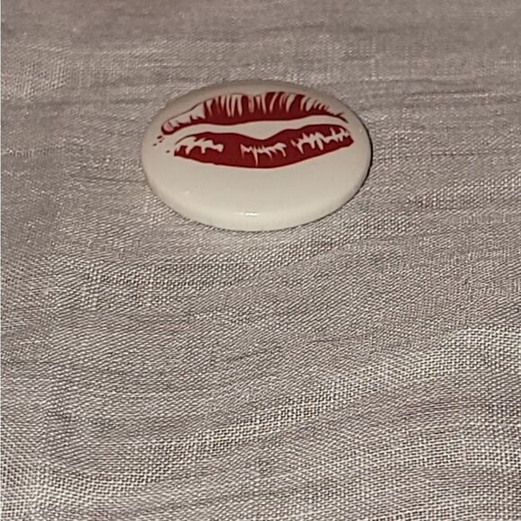 1 inch Original 80s Lipstick Lips Kiss Round Button Badge Pinback Pin - Picture 8 of 8